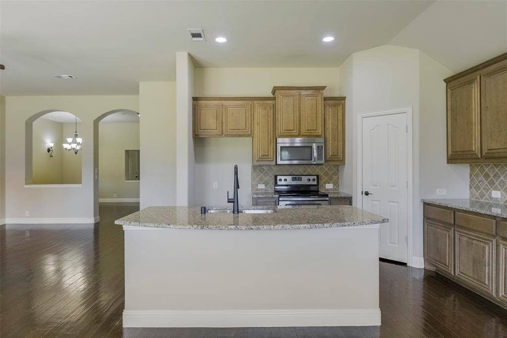 905 Mill Pond Drive, Midlothian, TX 76065