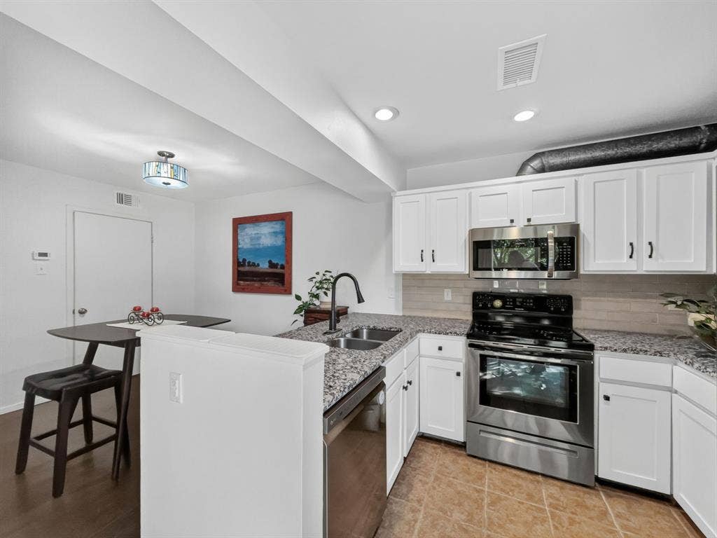 14800 Enterprise Drive, #14B, Farmers Branch, TX 75234 kitchen and dining