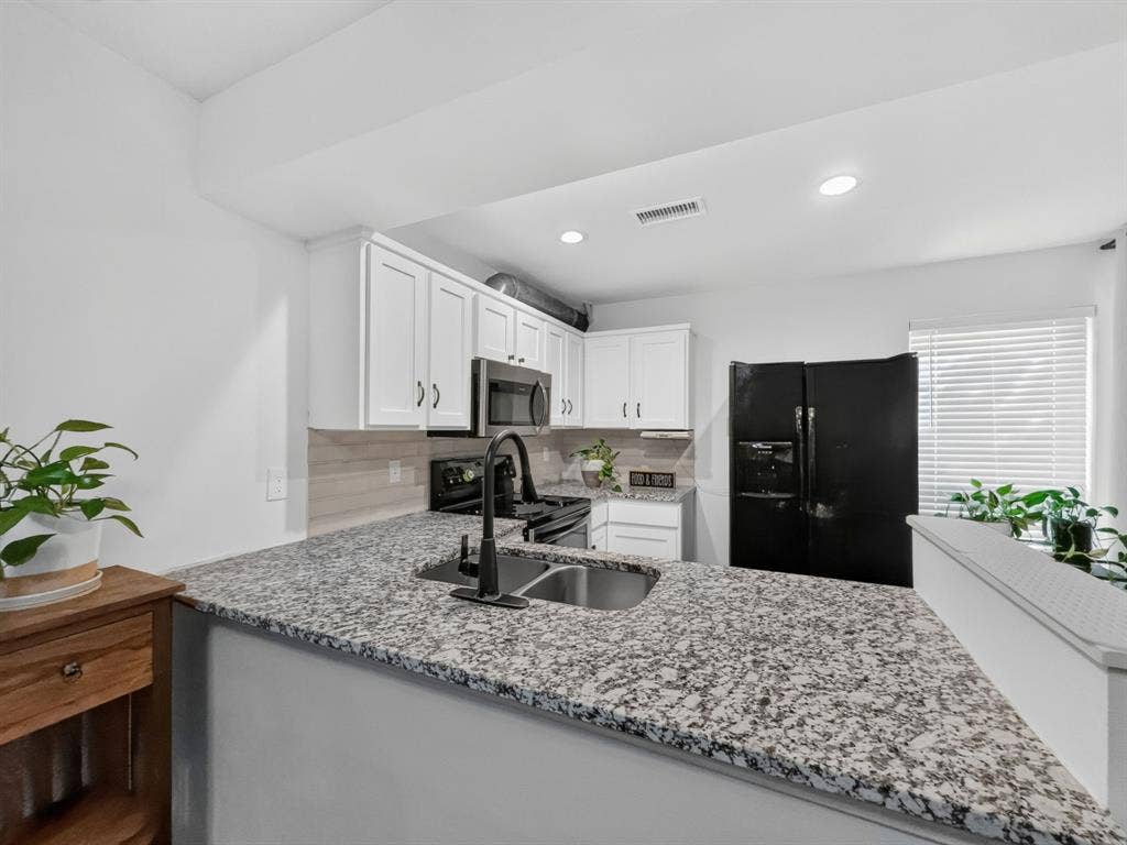 14800 Enterprise Drive, #14B, Farmers Branch, TX 75234 bar area