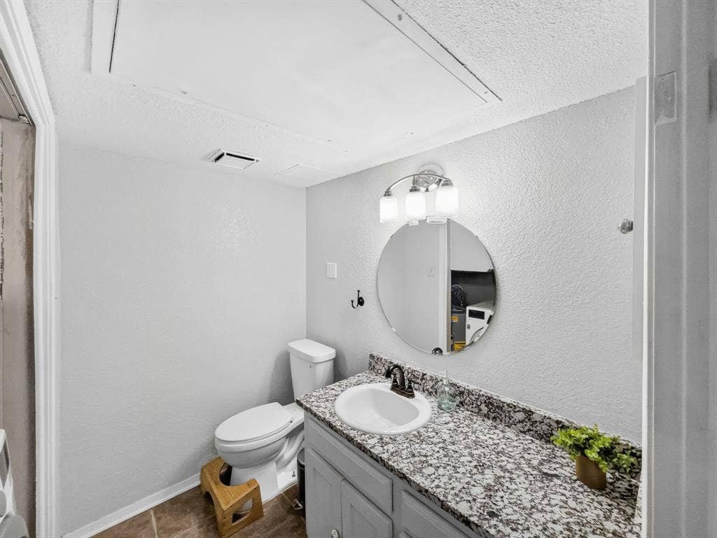 14800 Enterprise Drive, #14B, Farmers Branch, TX 75234 1/2 bath downstairs