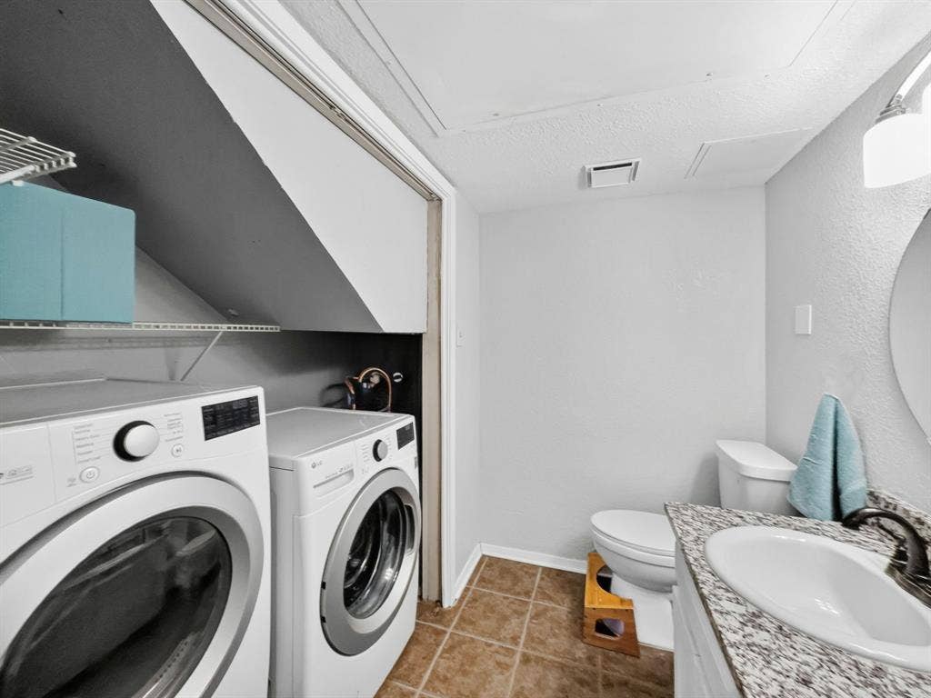 14800 Enterprise Drive, #14B, Farmers Branch, TX 75234 1/2 bath downstairs and laundry area