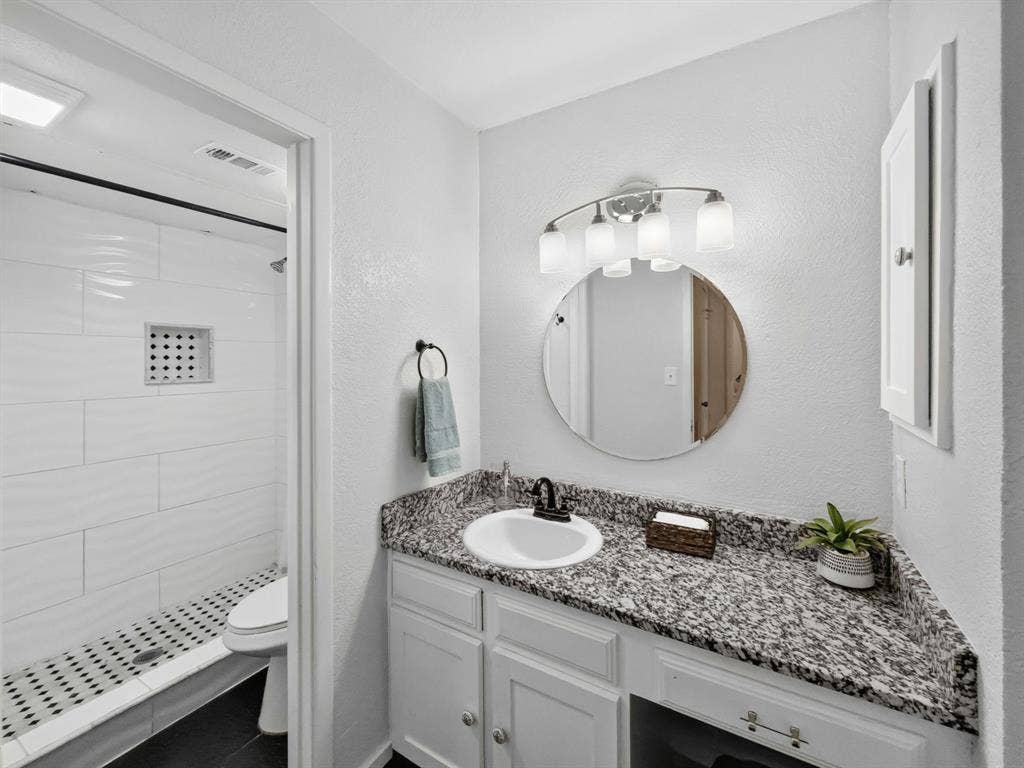 14800 Enterprise Drive, #14B, Farmers Branch, TX 75234 full bath with walk in shower