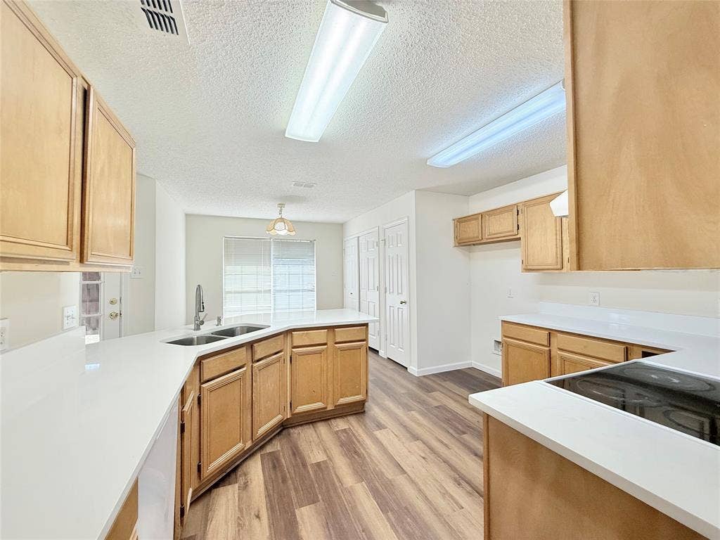 4512 Queenswood Drive, Grand Prairie, TX 75052 4512 Queenswood Drive, Grand Prairie, TX 75052