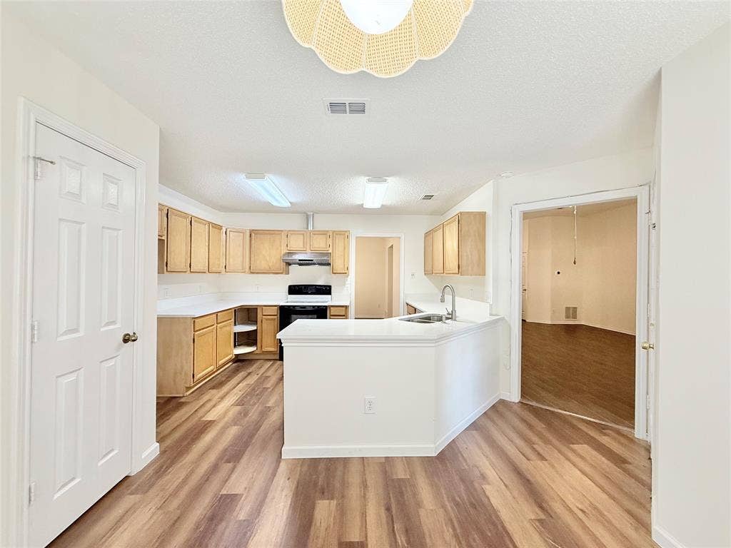 4512 Queenswood Drive, Grand Prairie, TX 75052 4512 Queenswood Drive, Grand Prairie, TX 75052