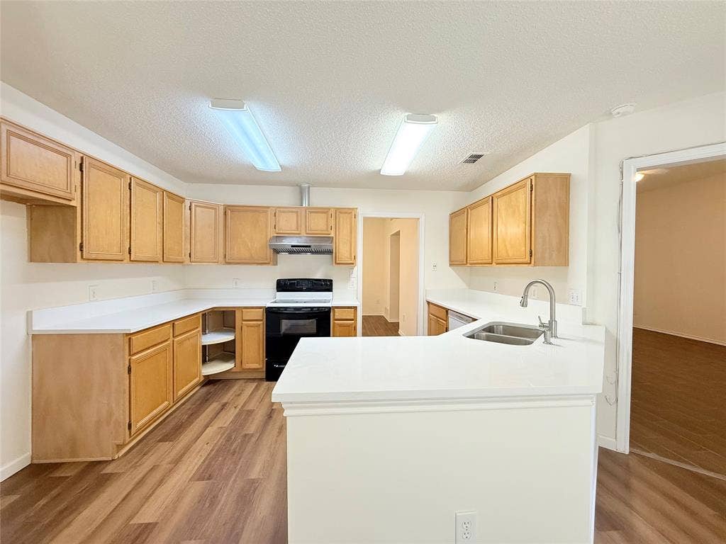 4512 Queenswood Drive, Grand Prairie, TX 75052 4512 Queenswood Drive, Grand Prairie, TX 75052