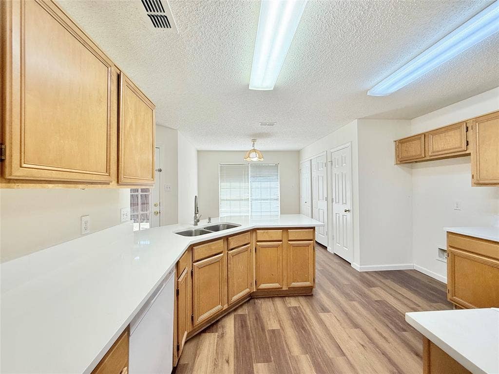 4512 Queenswood Drive, Grand Prairie, TX 75052 4512 Queenswood Drive, Grand Prairie, TX 75052