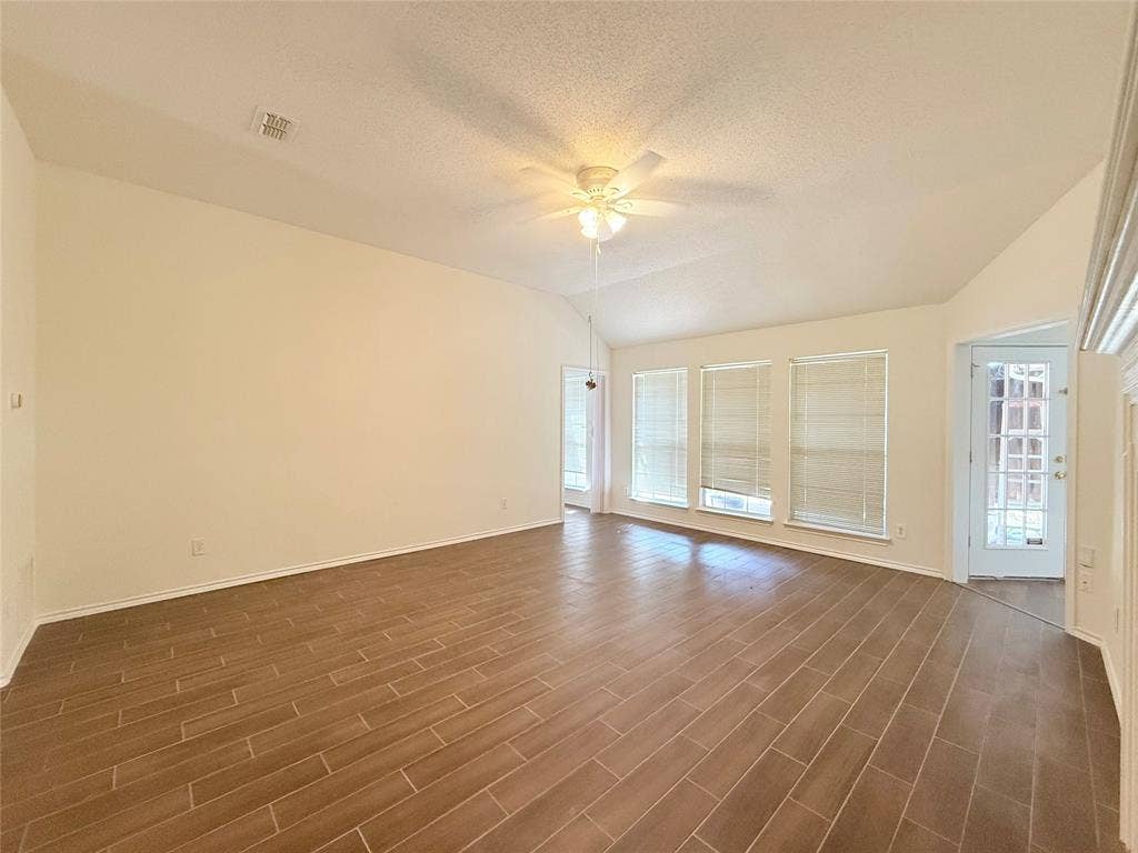 4512 Queenswood Drive, Grand Prairie, TX 75052 4512 Queenswood Drive, Grand Prairie, TX 75052