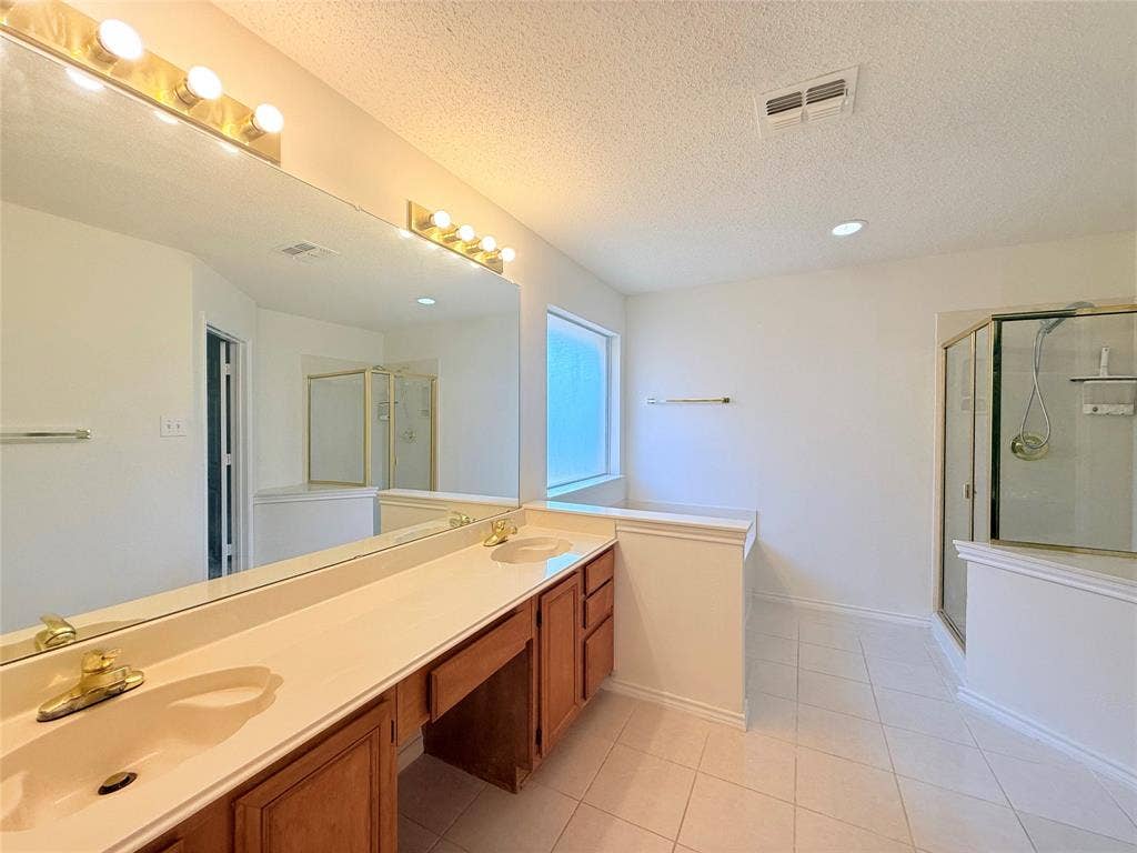 4512 Queenswood Drive, Grand Prairie, TX 75052 4512 Queenswood Drive, Grand Prairie, TX 75052