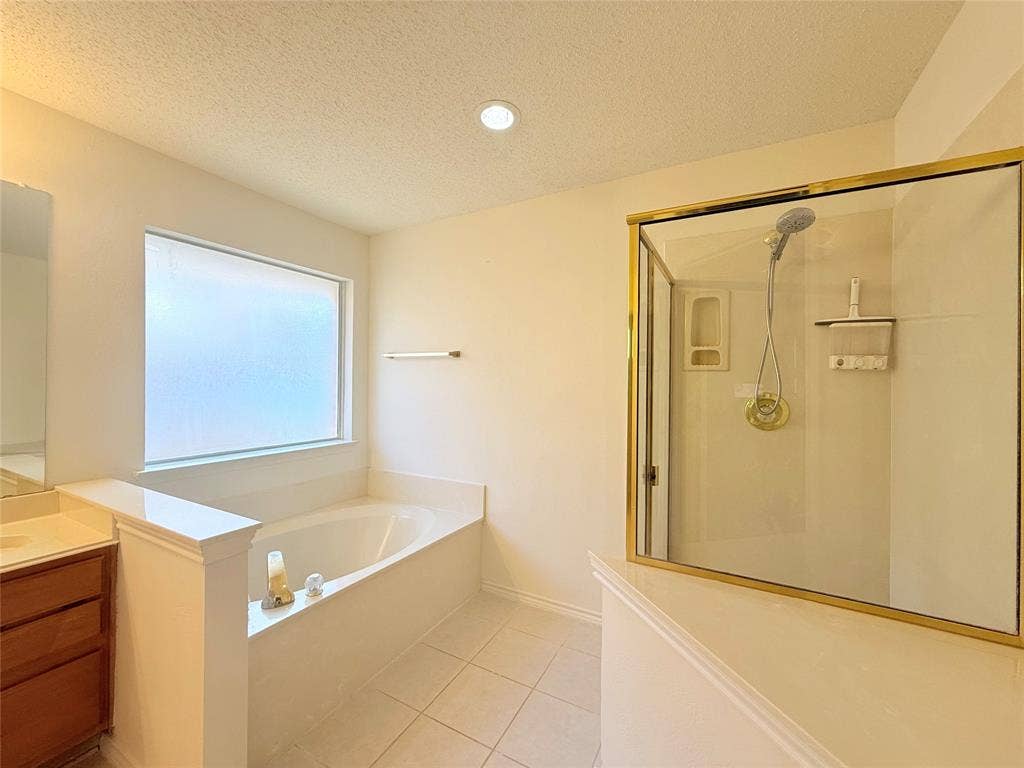 4512 Queenswood Drive, Grand Prairie, TX 75052 4512 Queenswood Drive, Grand Prairie, TX 75052