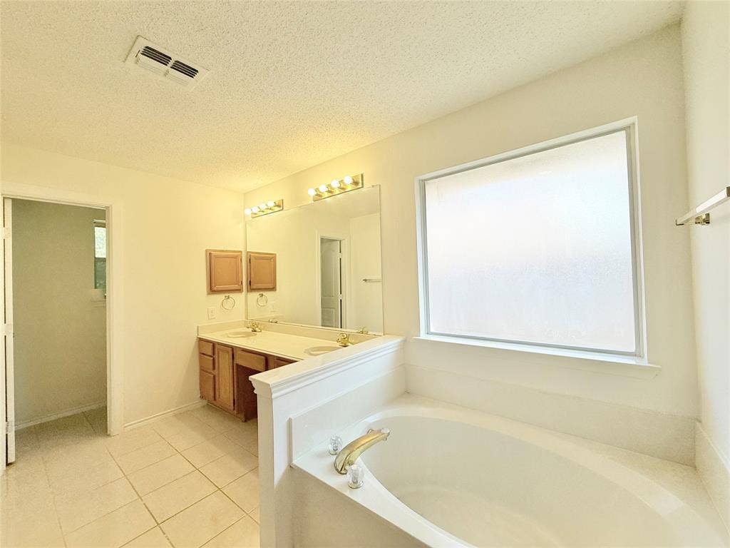4512 Queenswood Drive, Grand Prairie, TX 75052 4512 Queenswood Drive, Grand Prairie, TX 75052