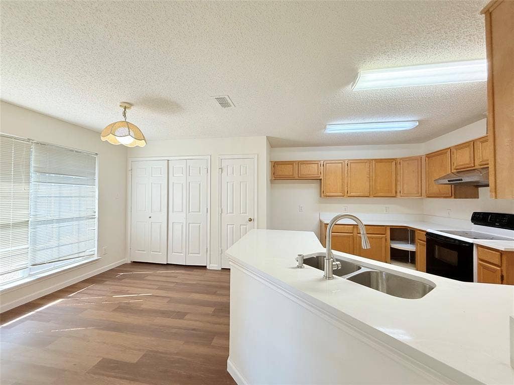 4512 Queenswood Drive, Grand Prairie, TX 75052 4512 Queenswood Drive, Grand Prairie, TX 75052