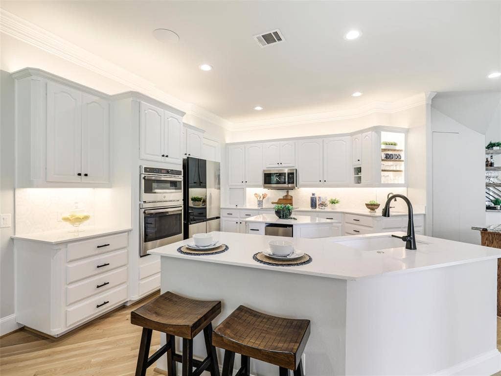 6645 Castle Pines Drive, Plano, TX 75093 6645 Castle Pines Drive, Plano, TX 75093