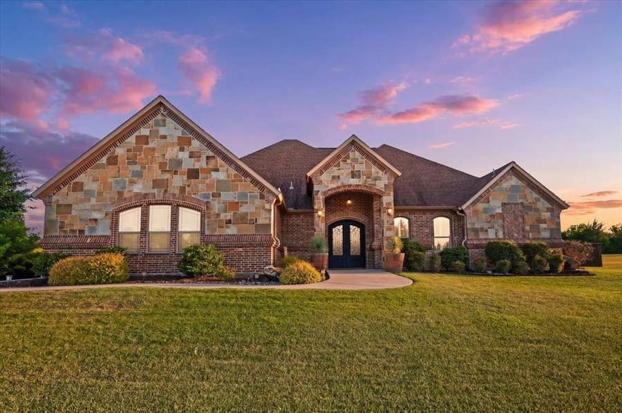Property photo for 924 Indian Trail, Oak Leaf, TX