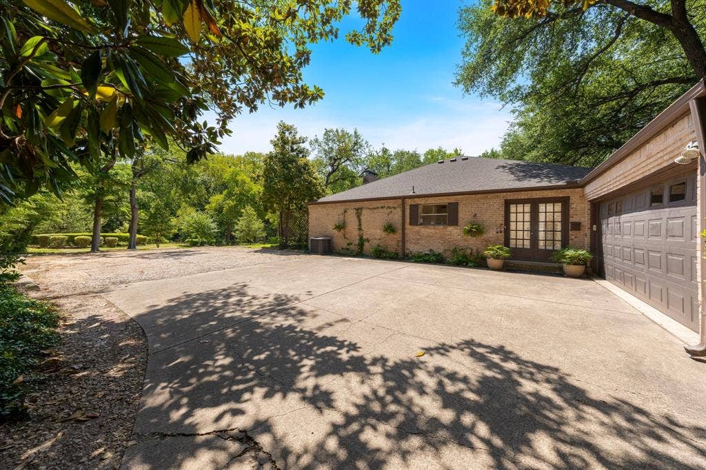 13828 Hillcrest Road, Dallas, TX 75240 Parking for 6 cars in the driveway.