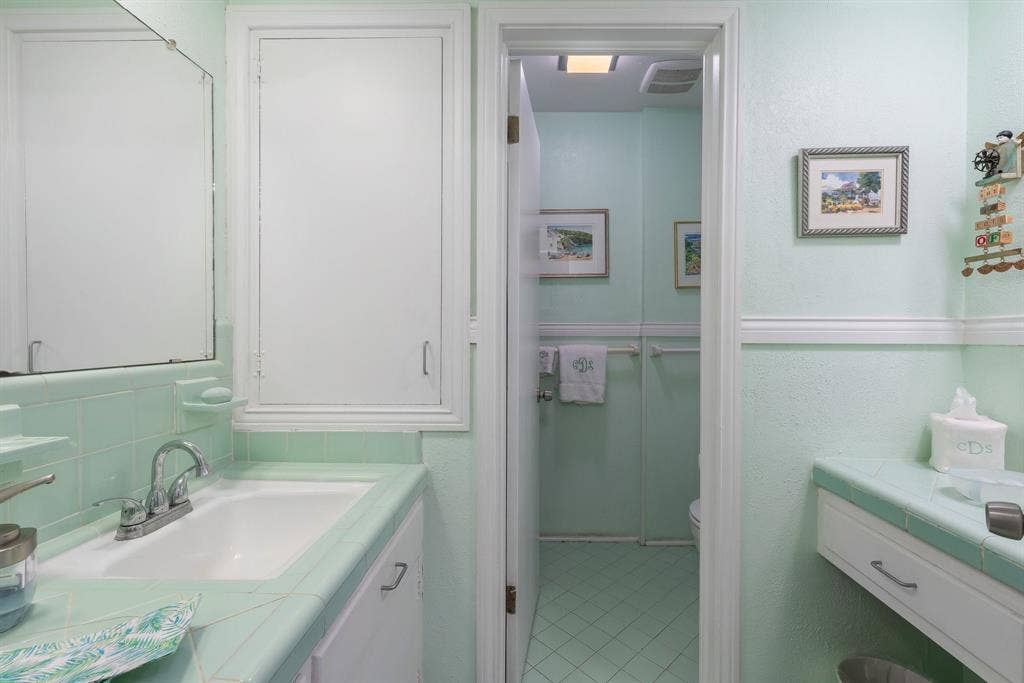 13828 Hillcrest Road, Dallas, TX 75240 Secondary Bathroom for Bedrooms 2 and 3.