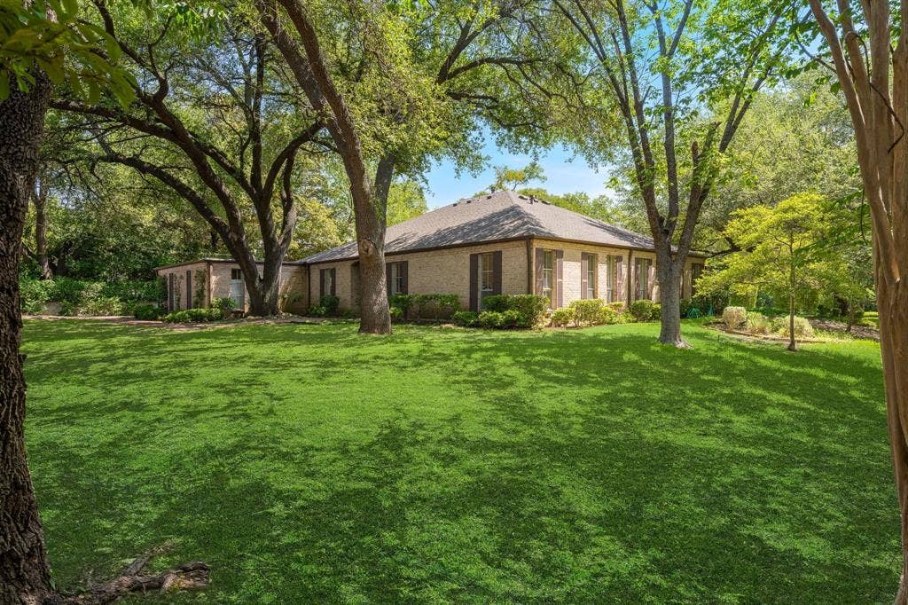 13828 Hillcrest Road, Dallas, TX 75240 Side of home