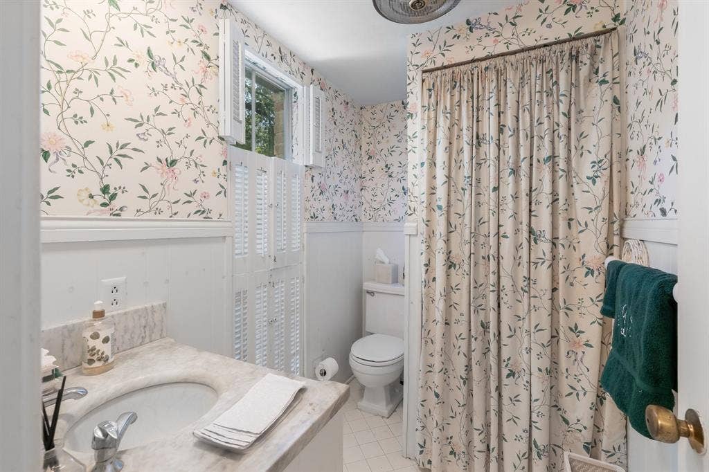 13828 Hillcrest Road, Dallas, TX 75240 Full bathroom with shower.