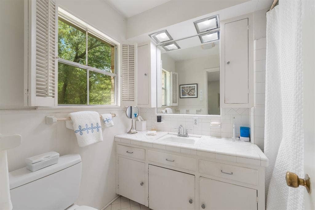 13828 Hillcrest Road, Dallas, TX 75240 Primary Bathroom with Tub shower combo.