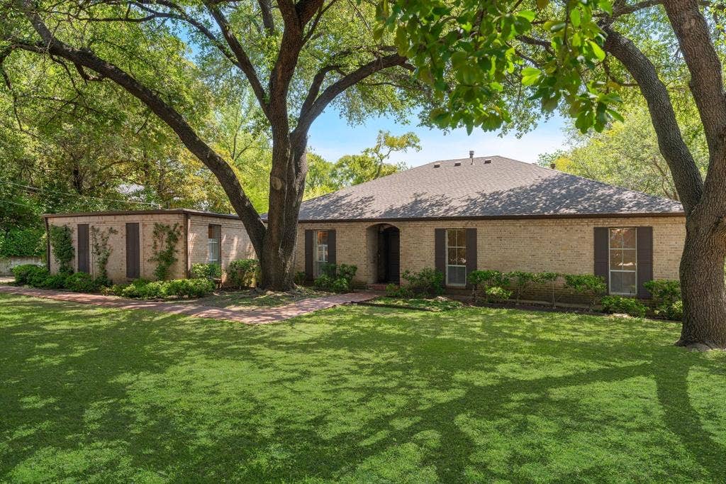 13828 Hillcrest Road, Dallas, TX 75240 Welcome to 13828 Hillcrest Road.