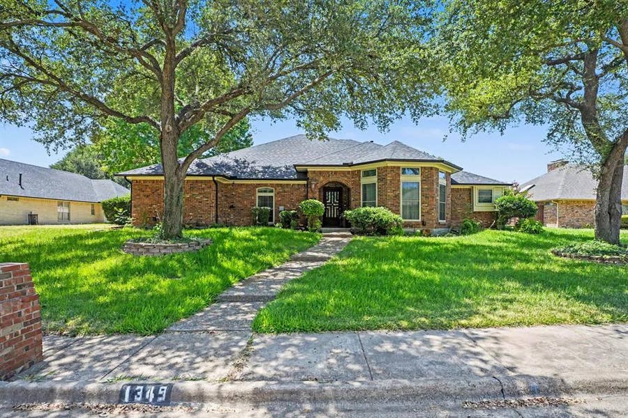 Property photo for 1349 Mantlebrook Drive, DeSoto, TX