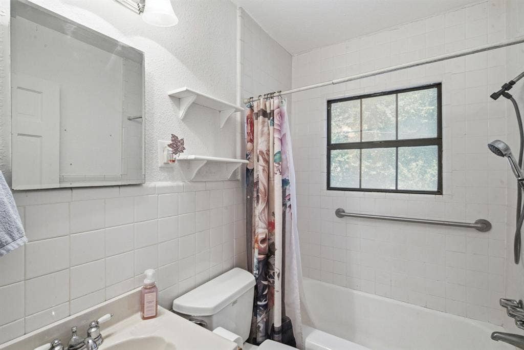 112 Sandra Drive, Azle, TX 76020 112 Sandra Drive, Azle, TX 76020