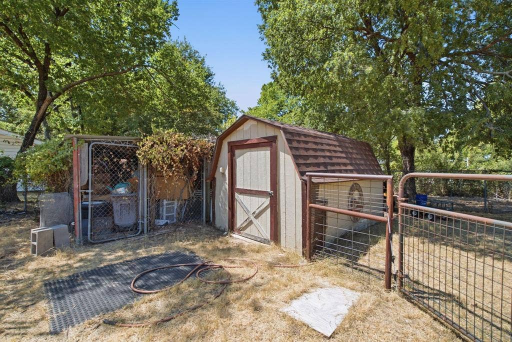 112 Sandra Drive, Azle, TX 76020 112 Sandra Drive, Azle, TX 76020
