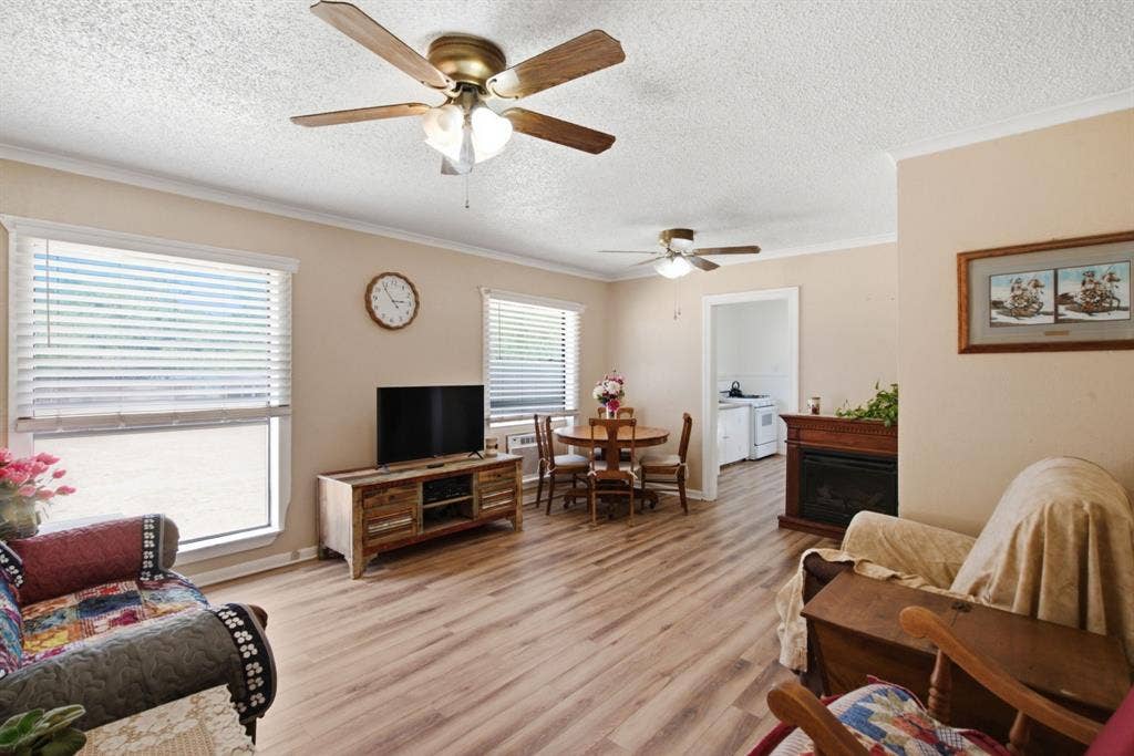 112 Sandra Drive, Azle, TX 76020 112 Sandra Drive, Azle, TX 76020