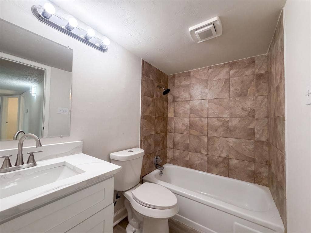 526 Royal Valley Road, Grand Prairie, TX 75052 526 Royal Valley Road, Grand Prairie, TX 75052