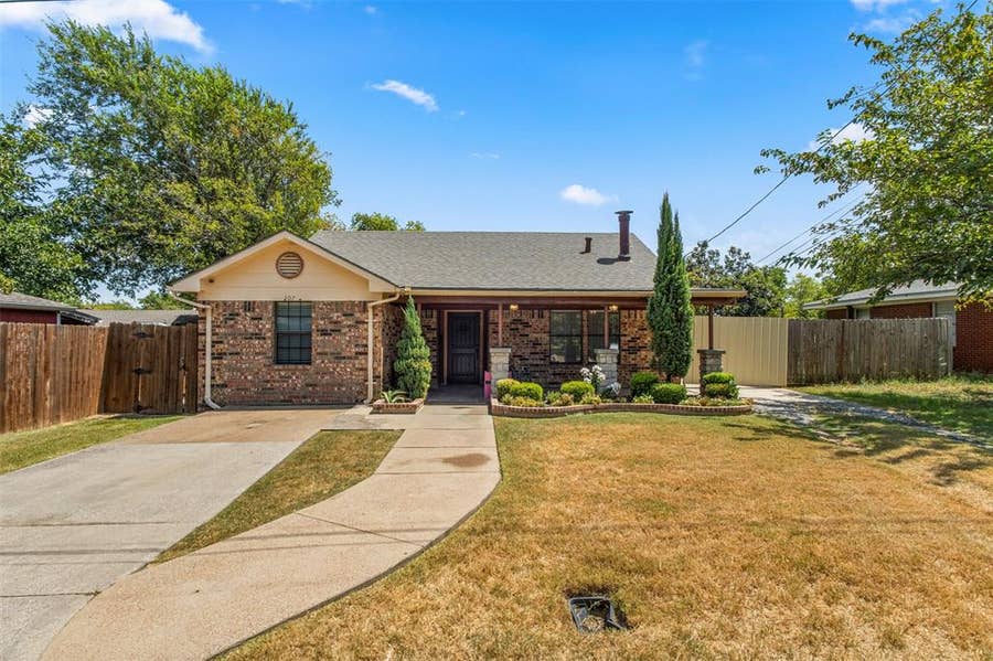 Property photo for 207 Washington Avenue, Saginaw, TX