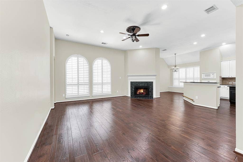 3217 Royal Melbourne Drive, Plano, TX 75093 This expansive perspective highlights the open flow connecting the main living area directly to the kitchen bar and sunny breakfast nook. You can easily stay engaged with family and chat with guests while preparing meals or hosting weekend get-togethers.