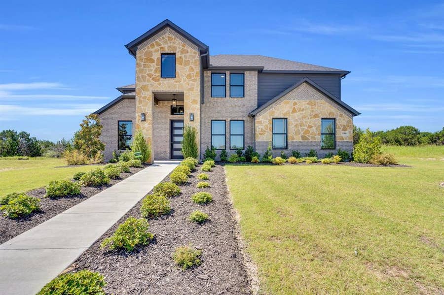 Property photo for 1908 Barrix Lane, DeSoto, TX