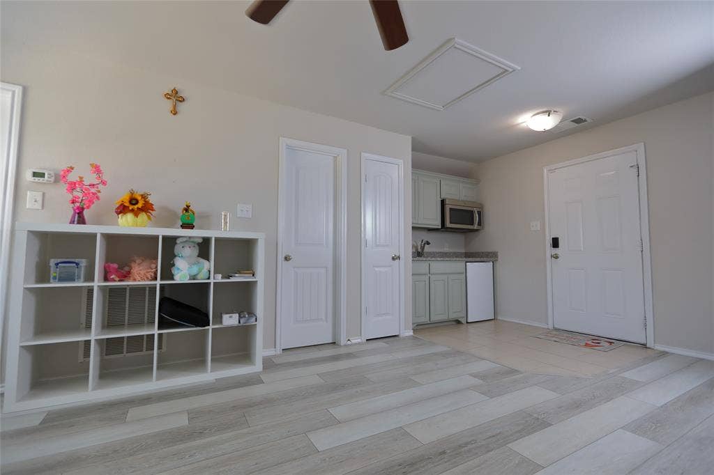 3707 Plum Vista Place, Arlington, TX 76005 Light wood-finish flooring complements the neutral wall color