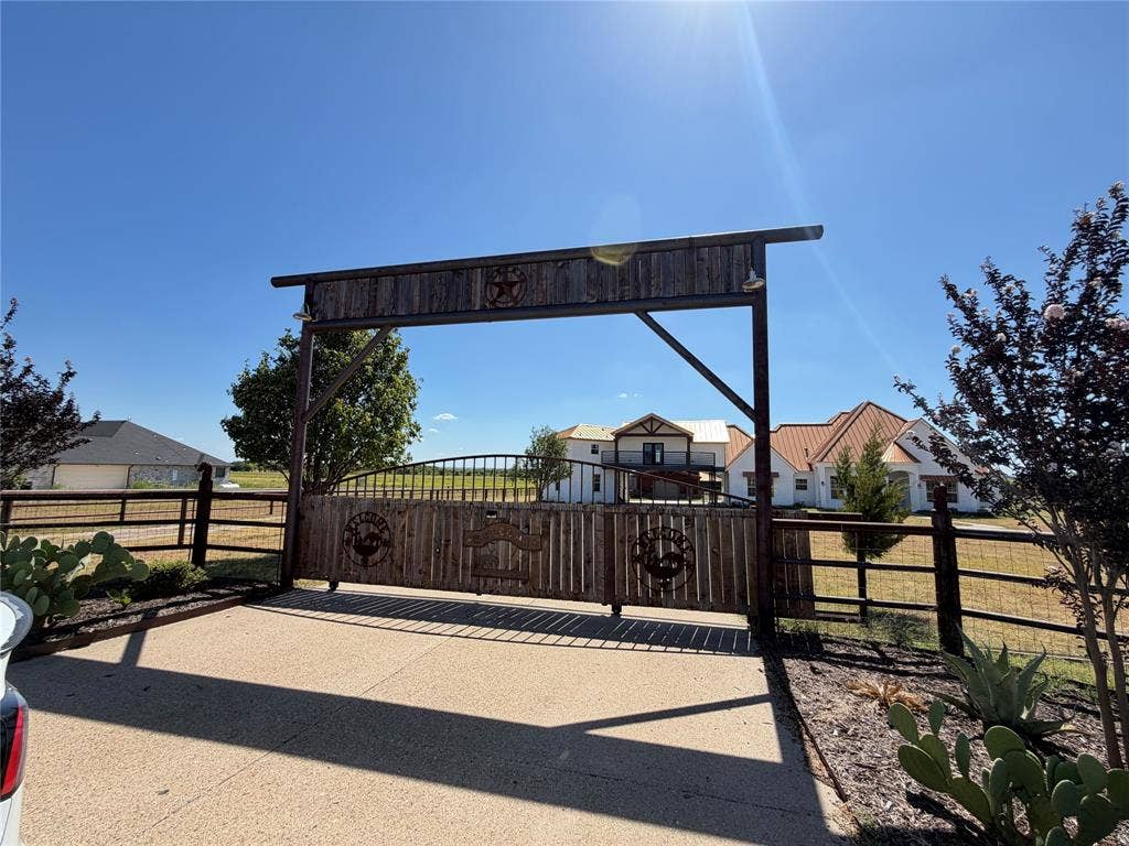 1015 Curry Road, Waxahachie, TX 75167 1015 Curry Road, Waxahachie, TX 75167