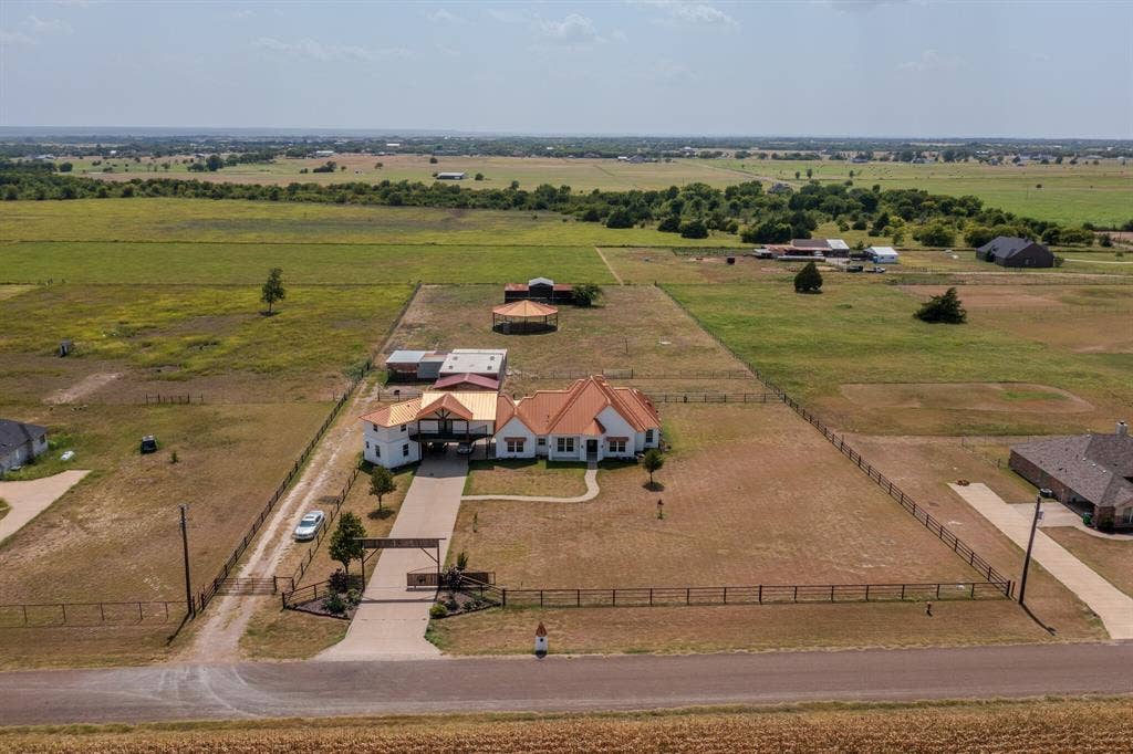 1015 Curry Road, Waxahachie, TX 75167 1015 Curry Road, Waxahachie, TX 75167