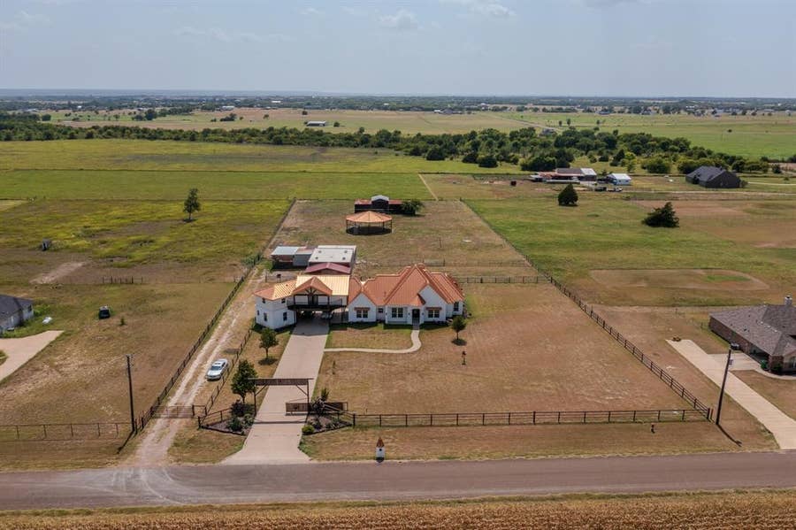 Property photo for 1015 Curry Road, Waxahachie, TX