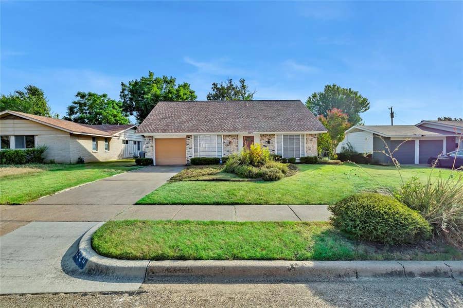 Property photo for 1220 Farnham Court E, Irving, TX