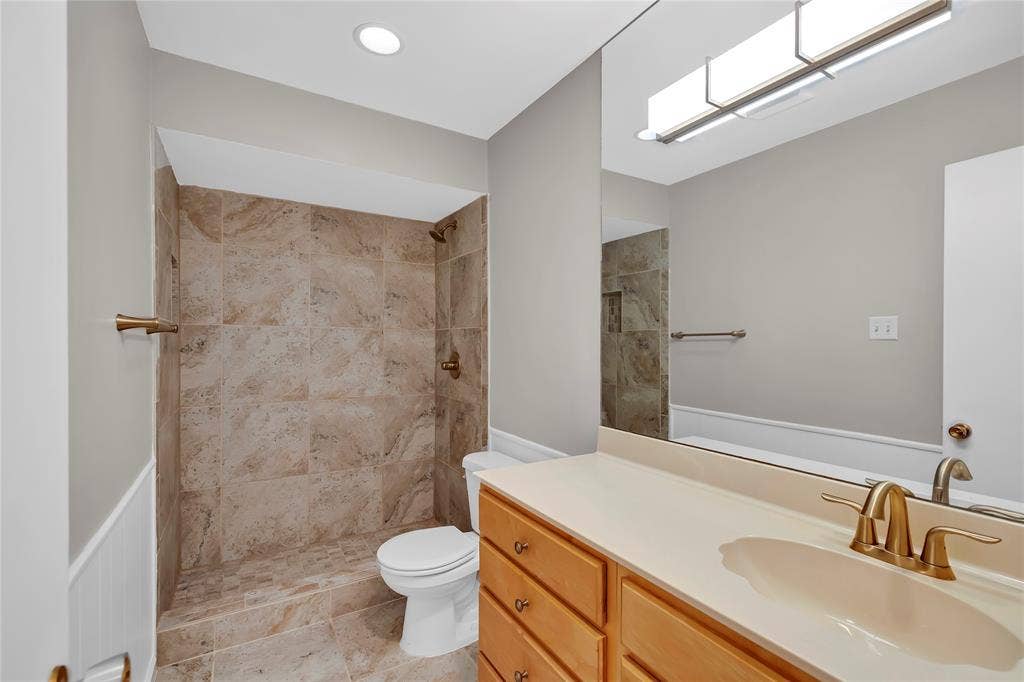 1220 Farnham Court E, Irving, TX 75062 1220 Farnham Court E, Irving, TX 75062