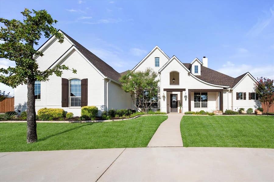 Property photo for 1050 Falcon Nest Drive, Kennedale, TX