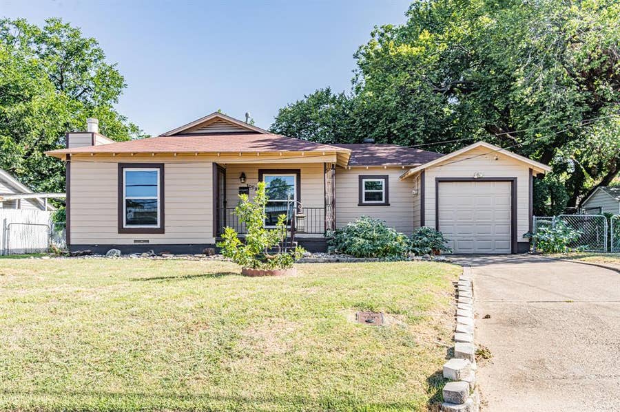 Property photo for 1002 W Sanford Street, Arlington, TX