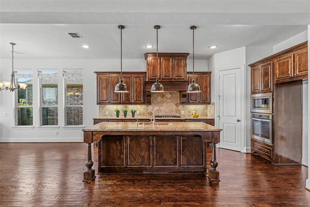 Large kitchen island and walk in pantry