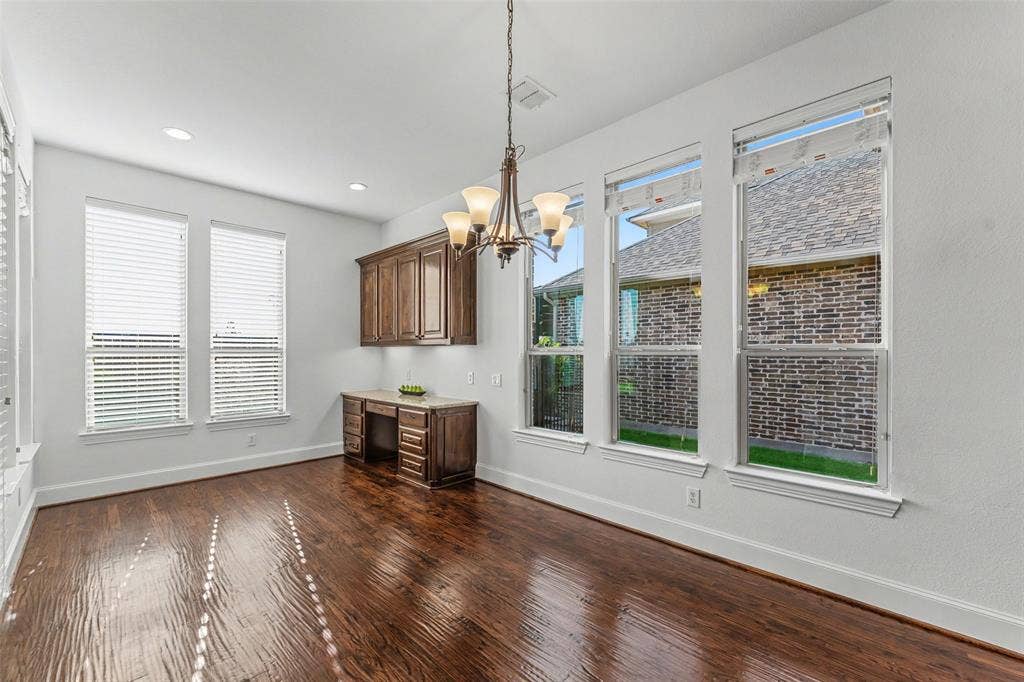 Built-in cabinets in large breakfast area