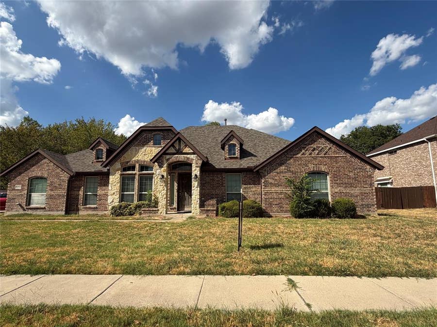 Property photo for 1253 Carriage Creek Drive, DeSoto, TX