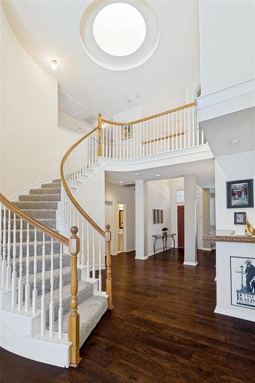4308 Cedar Valley Drive, Plano, TX 75024 Large skylight over upstairs landing lets the sun in!