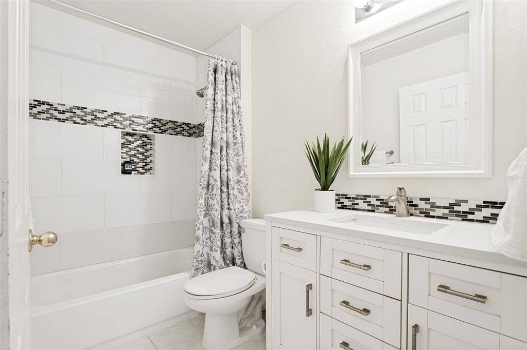 4308 Cedar Valley Drive, Plano, TX 75024 2nd full bath upstairs