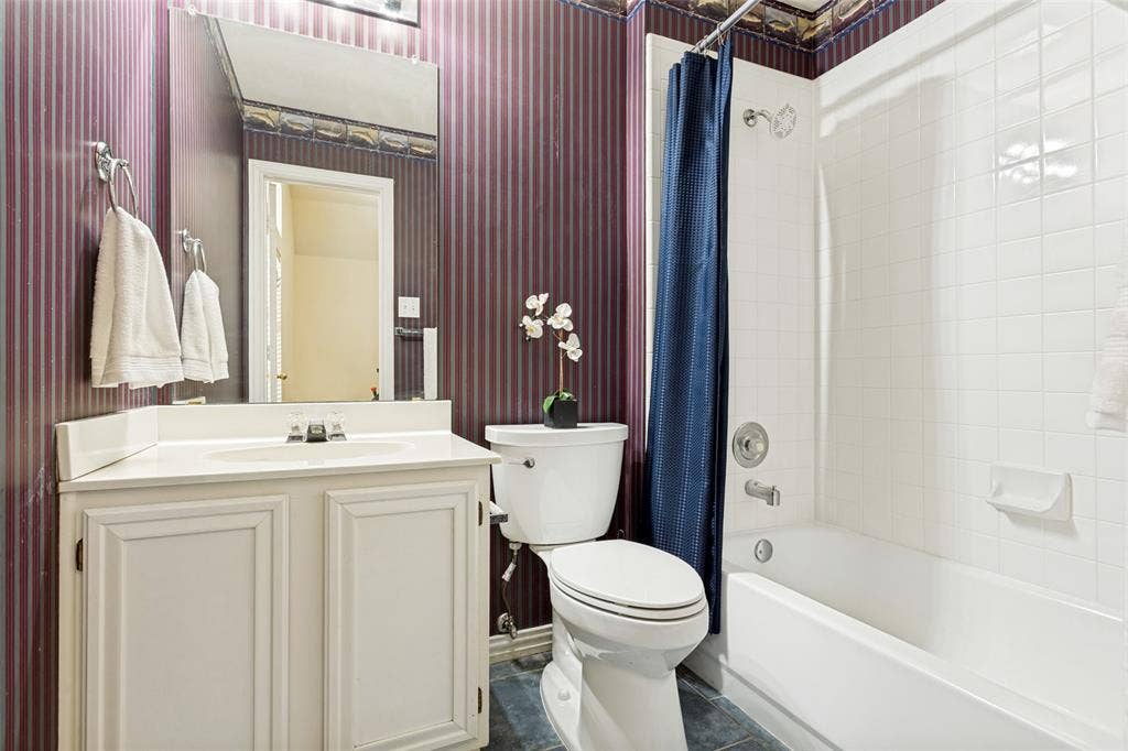 4308 Cedar Valley Drive, Plano, TX 75024 Ensuite bath in upstairs office/bedroom