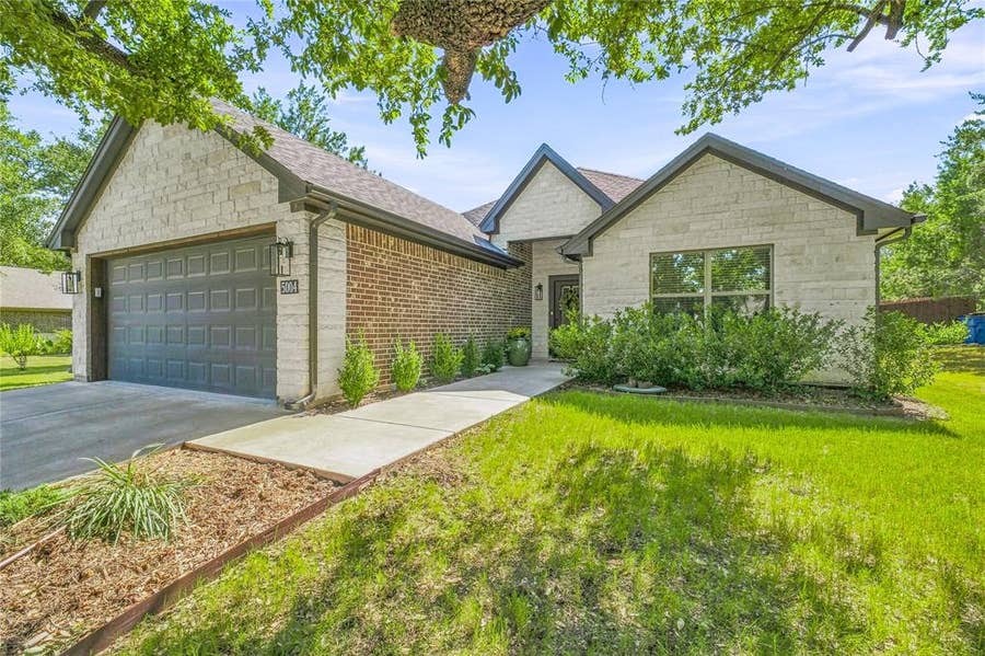 Property photo for 5004 Moss Rock Trail, Granbury, TX