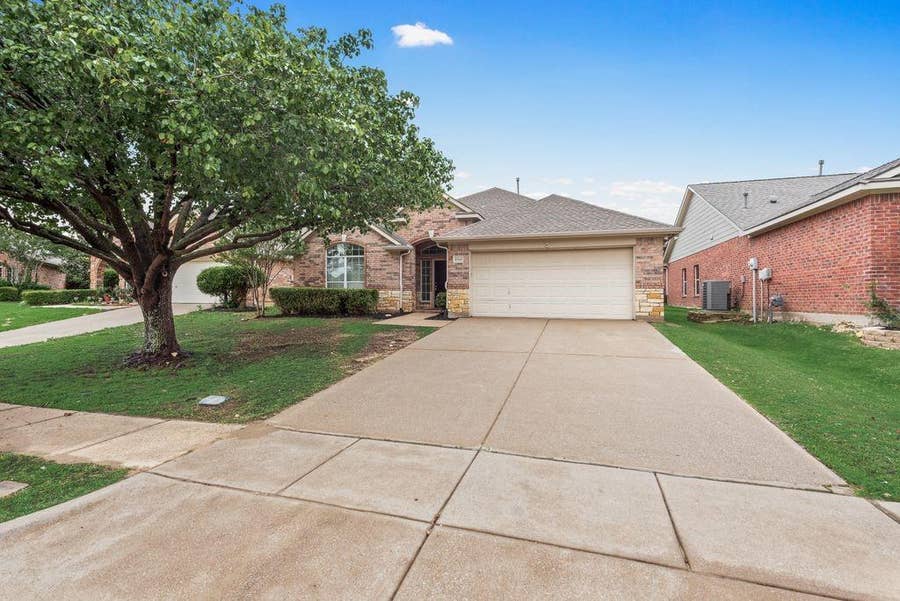 Property photo for 10441 Stoneside Trail, Fort Worth, TX