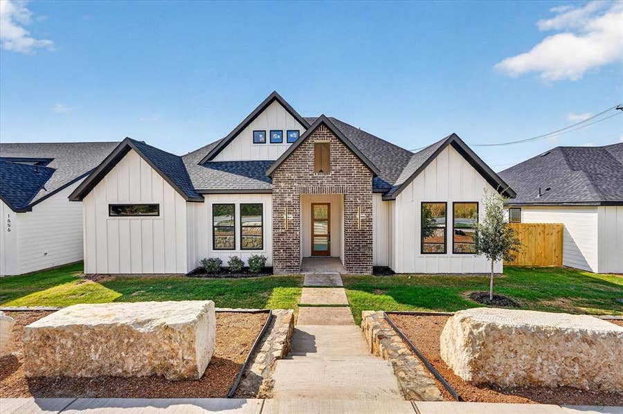 Property photo for 1660 W Wintergreen Road, Lancaster, TX