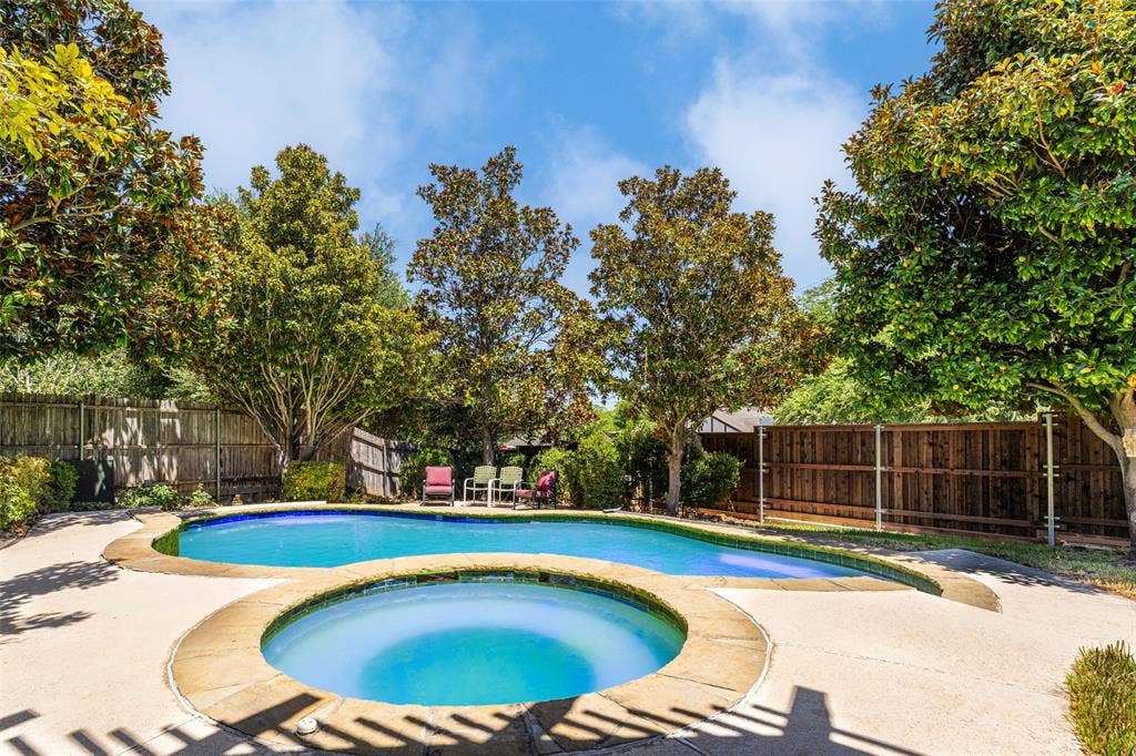 1620 Babbling Brook Drive, Grand Prairie, TX 75050 Outdoor swimming pool with integrated spa and surrounding concrete patio