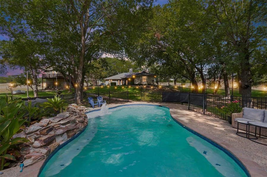 Property photo for 318 Ridge Creek Road, Waxahachie, TX